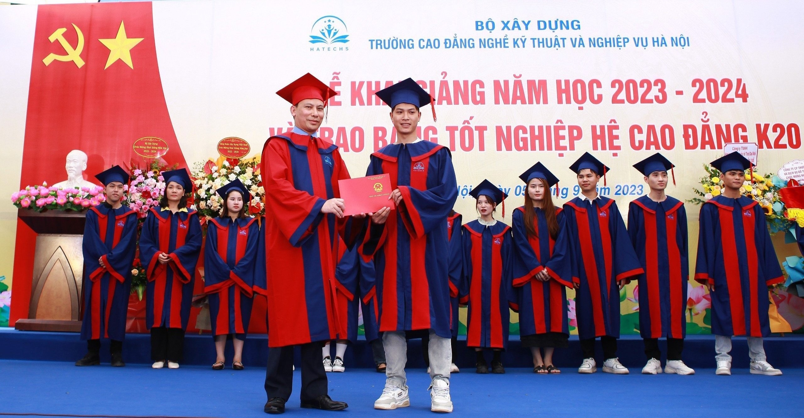 Lễ khai giảng năm học 2023-2024 và trao bằng tốt nghiệp cho sinh viên Cao đẳng khóa K20